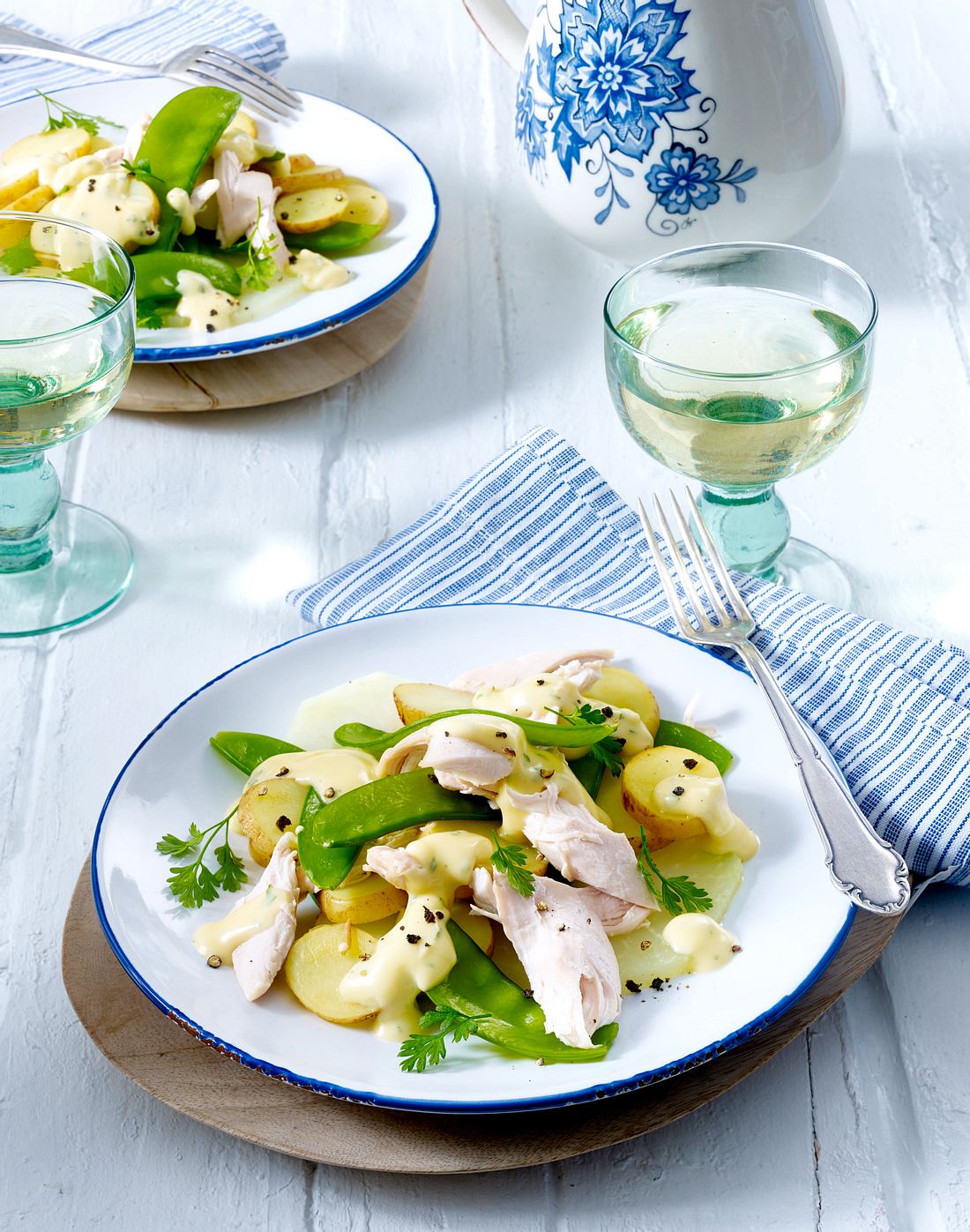 Neue Kartoffeln mit Kerbel-Hollandaise zu Hähnchenfilet Rezept | LECKER