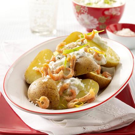 Neue Kartoffeln mit Krabben und Gurkenquark Rezept Neue Kartoffeln mit Krabben und Gurkenquark Rezept