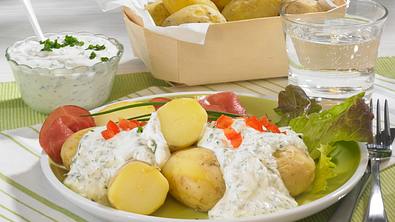 Neue Kartoffeln mit Kräuterquark und Schinken Rezept - Foto: LECKER @ Bauer Media Group