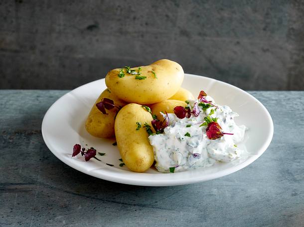 Neue Kartoffeln mit Wildkräuter-Quark Rezept | LECKER