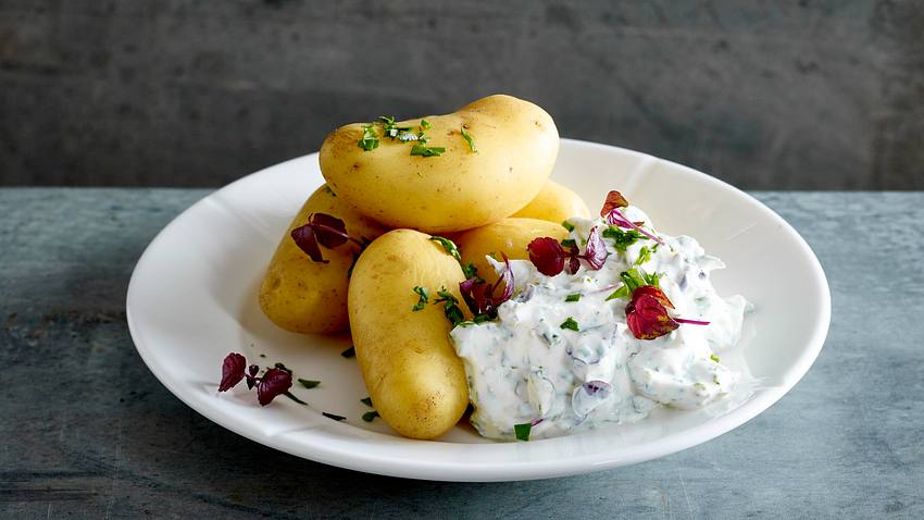 Neue Kartoffeln mit Wildkräuter-Quark Rezept - Foto: House of Food / Bauer Food Experts KG