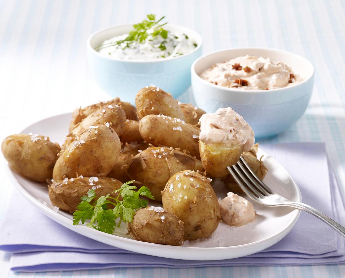 Neue Kartoffeln mit zweierlei Quarkcreme Rezept