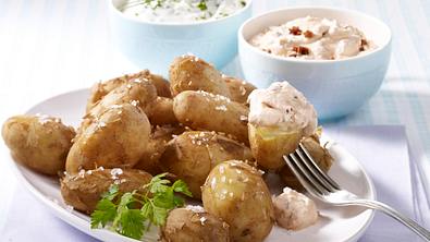 Neue Kartoffeln mit zweierlei Quarkcreme Rezept - Foto: LECKER @ Bauer Media Group