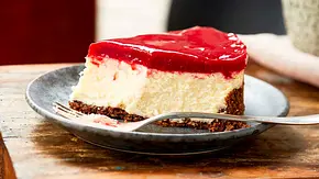 New York Cheesecake mit Himbeerspiegel - Foto: LECKER @ Bauer Media Group New York Cheesecake mit Himbeerspiegel - Foto: LECKER @ Bauer Media Group
