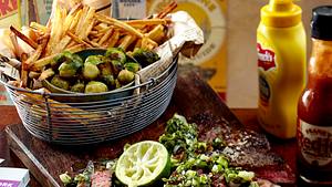 New York City Style Steak mit Chimichurri-Soße, Rosenkohl und Skinny Fries Rezept - Foto: House of Food / Bauer Food Experts KG