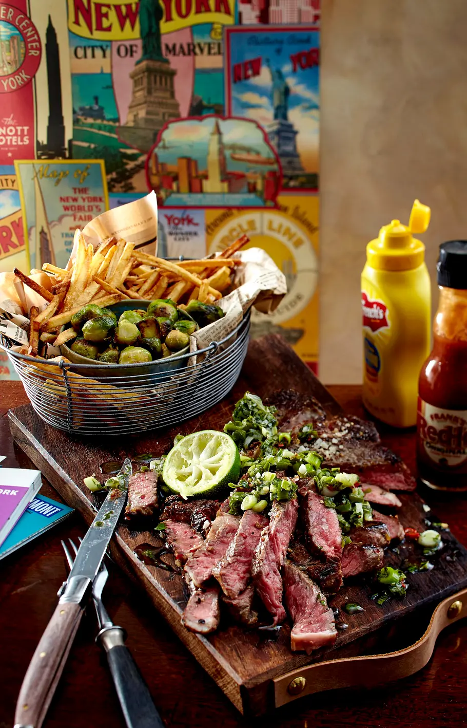New York City Style Steak mit Chimichurri-Soße, Rosenkohl und Skinny Fries Rezept New York City Style Steak mit Chimichurri-Soße, Rosenkohl und Skinny Fries Rezept