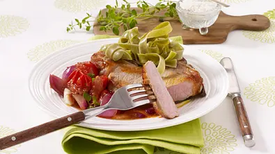 Niedrigtemperatur: Schweinekoteletts mit geschmolzenen Tomaten Rezept - Foto: LECKER @ Bauer Media Group