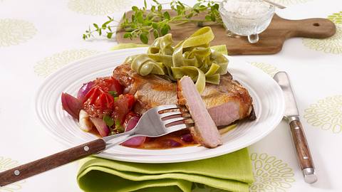 Niedrigtemperatur: Schweinekoteletts mit geschmolzenen Tomaten Rezept - Foto: House of Food / Bauer Food Experts KG