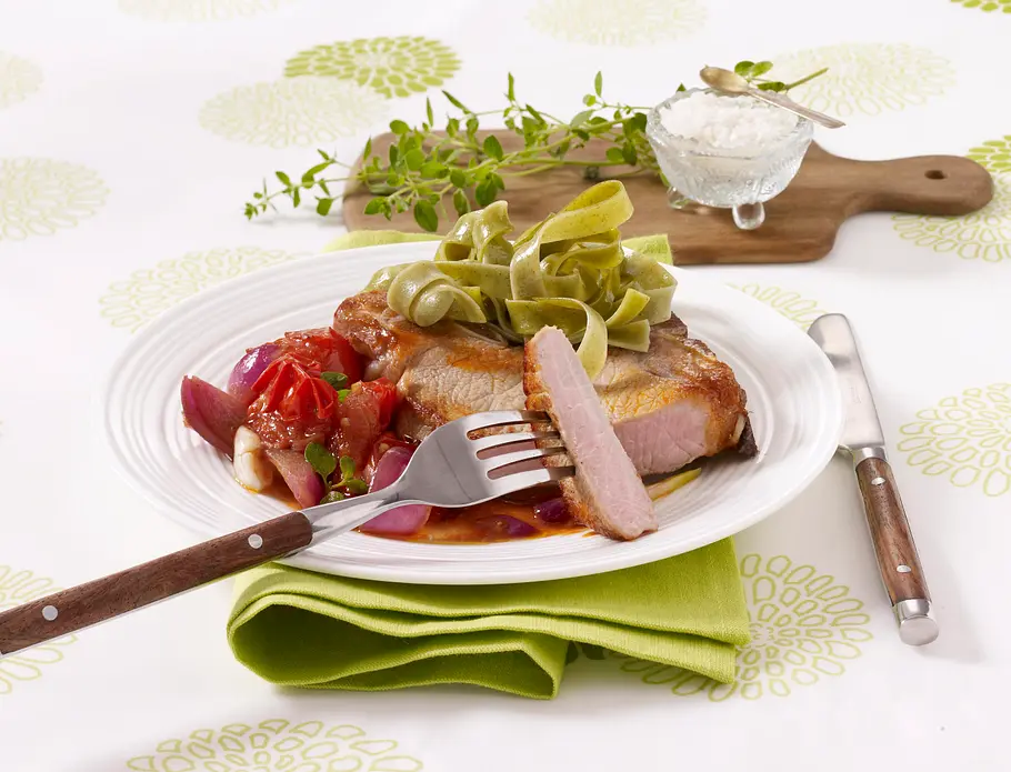 Niedrigtemperatur: Schweinekoteletts mit geschmolzenen Tomaten Rezept Niedrigtemperatur: Schweinekoteletts mit geschmolzenen Tomaten Rezept
