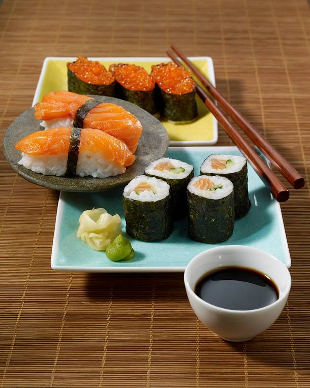 Nigiri-Sushi mit Ikura (Handgeformte Reisbällchen mit Lachsrogen ... Nigiri-Sushi mit Ikura (Handgeformte Reisbällchen mit Lachsrogen ...