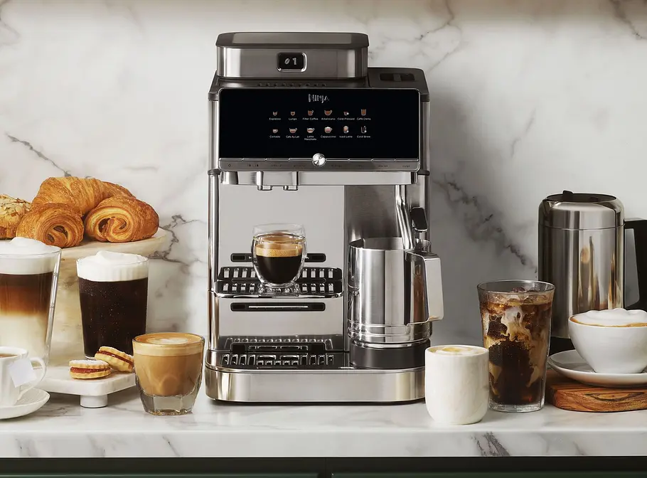 Ninja AutoBarista Pro Die Ninja AutoBarista Pro steht auf einer Küchenanrichte umgeben von verschiedenen heißen und kalten Kaffeekreationen