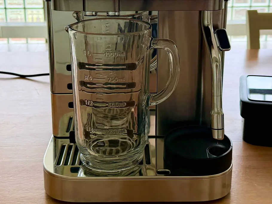 Ninja AutoBarista Pro Platz unterm Bezug für Tassen Unter dem Bezug der Ninja AutoBarista Pro steht ein 1-Liter-Messbecher aus Glas.