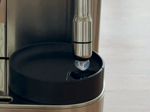 Ninja AutoBarista Pro Milchlanze Reinigung Heißes Wasser läuft unten aus der Milchlanze der Ninja AutoBarista Pro.