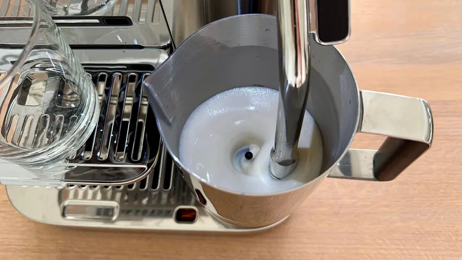 Ninja AutoBarista Pro Milchschaum Milch wird im Milchbehälter der Ninja AutoBarista Pro aufgeschäumt.