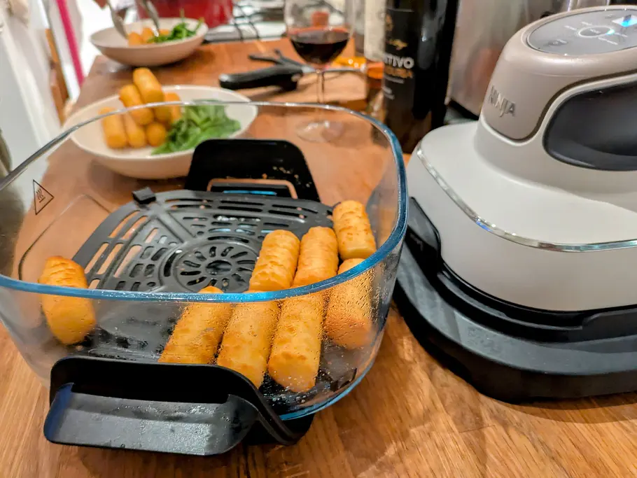 Kroketten im Ninja Crispi vor einem Teller.