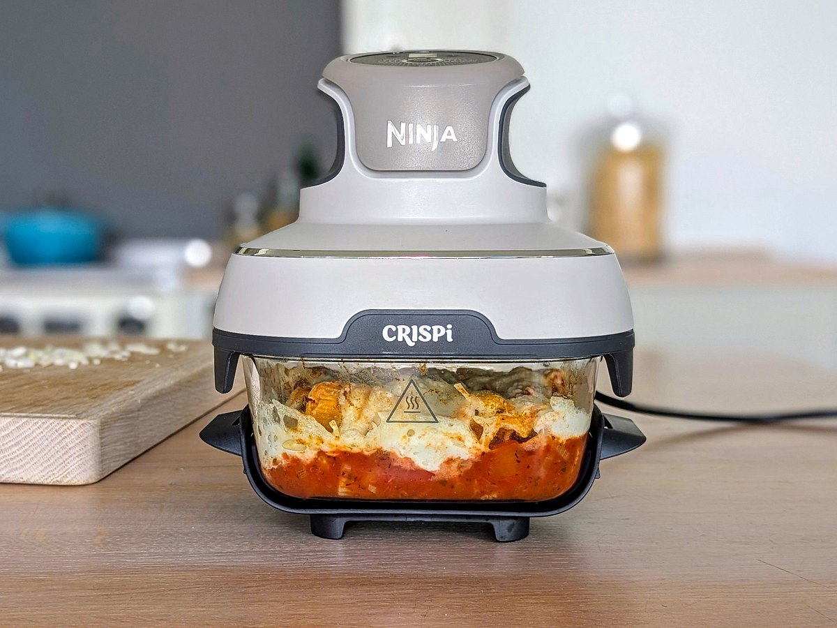 Ninja Crispi Heißluftfritteuse Die Ninja Crispi Heißluftfritteuse mit einem Nudelgericht im Inneren.