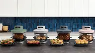 Der neue Ninja Crispi Pro steht in vier Farbversionen mit gefüllten Glasbehältern auf einer Küchenarbeitsplatte. - Foto: LECKER @ Bauer Media Group / SharkNinja PR Der neue Ninja Crispi Pro steht in vier Farbversionen mit gefüllten Glasbehältern auf einer Küchenarbeitsplatte. - Foto: LECKER @ Bauer Media Group / SharkNinja PR