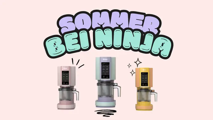 Text Sommer bei Ninja und darunter drei Freisteller der Ninja Creami in Rosa, Mint-Lila und Gelb-Orange - Foto: LECKER @ Bauer Media Group / PR / Nicole Molitor Text Sommer bei Ninja und darunter drei Freisteller der Ninja Creami in Rosa, Mint-Lila und Gelb-Orange - Foto: LECKER @ Bauer Media Group / PR / Nicole Molitor