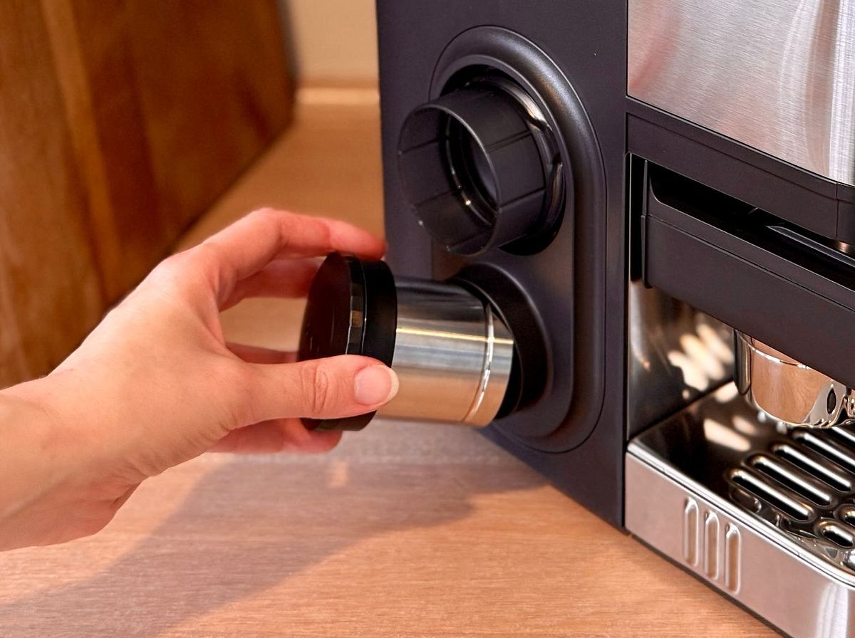 Tamper und Trichter haben einen Platz an der Seite der Ninja Luxe Café Premier