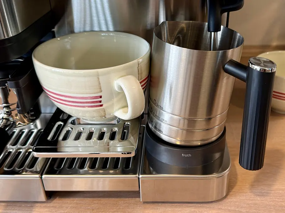 Eine dicke Cappuccino-Tasse passt gerade so auf die Tassenablage