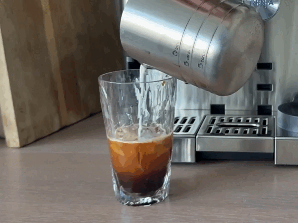 Ein kalt gebrühter Kaffee aus der Ninja Luxe Café mit Eiswürfeln und kaltem Milchschaum