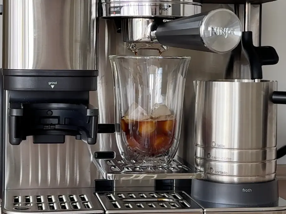 Ein Cold Pressed Espresso mit Eiswürfeln