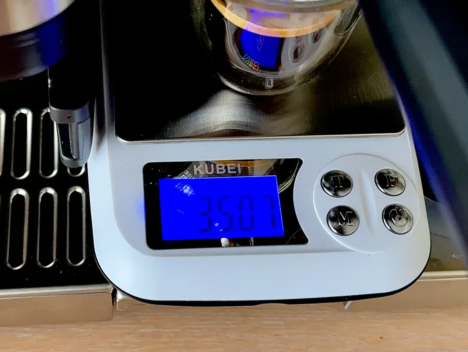 Ein volles Espressoglas auf einer Waage
