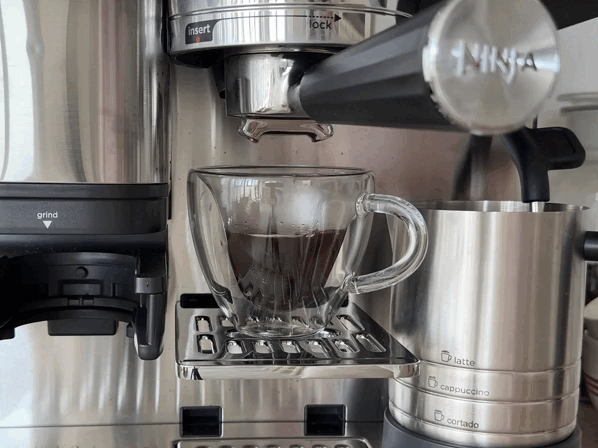 Die Ninja Luxe Café Premier bereitet Filterkaffee zu