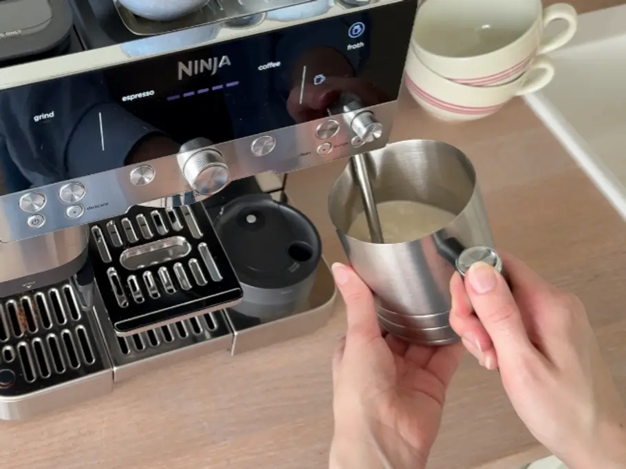 Milch manuell mit der Dampflanze aufschäumen