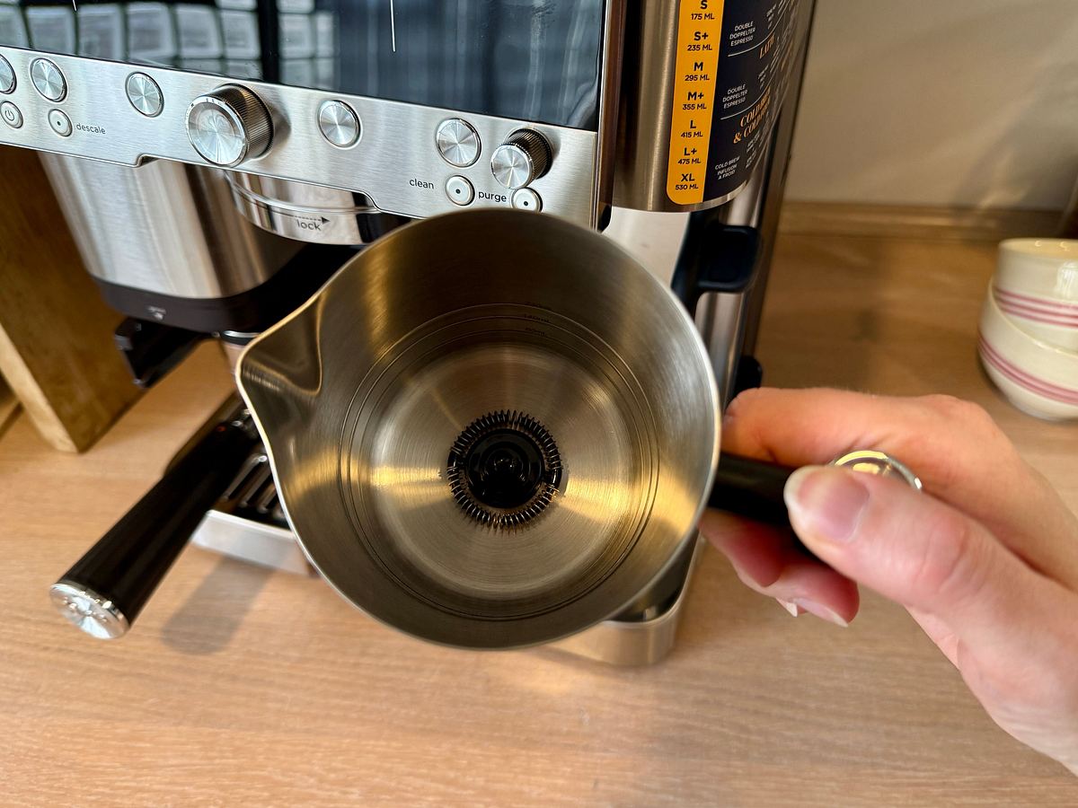 Ninja Luxe Café Premier ES601 EU Test Milchaufschäumer Ein Schneebesen im Milchkännchen