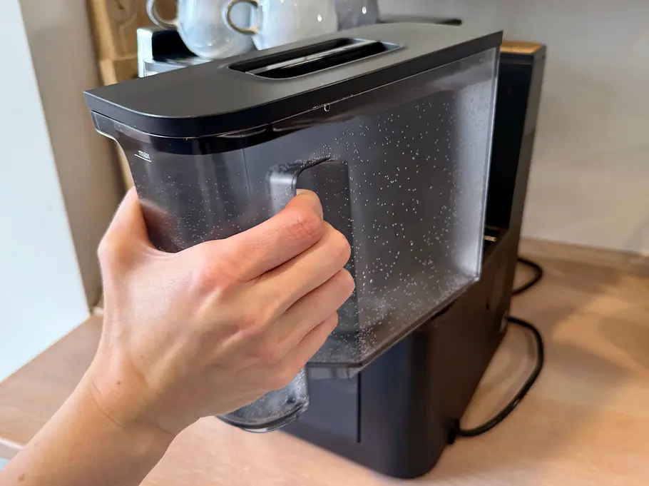 Der volle Wassertank der Ninja Luxe Café Premier