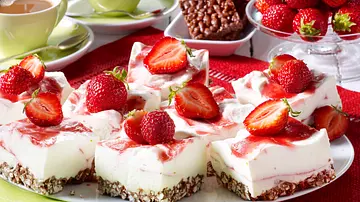 Nippon-Kuchen mit Joghurtcreme und Erdbeeren Rezept - Foto: LECKER @ Bauer Media Group Nippon-Kuchen mit Joghurtcreme und Erdbeeren Rezept - Foto: LECKER @ Bauer Media Group