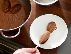 Mousse au Chocolat mit einem Löffel zu Nocken abstechen - Foto: House of Food / Bauer Food Experts KG