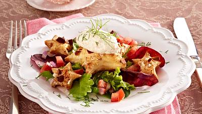 Nockerln aus geräucherter Forellenmousse mit Mandelblätterteigsternchen auf Salatbett Rezept - Foto: House of Food / Bauer Food Experts KG