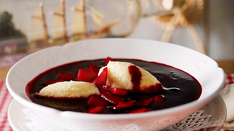 Die Norddeutsche Küche mit ihren bodenständigen Rezepten, wie diese Fliederbeersuppe sind Grießklößchen, setzt auf regionale Produkte. - Foto: LECKER @ Bauer Media Group