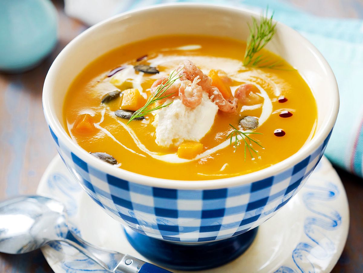 Nordische Kürbissuppe mit Krabben, Meerrettich und Dill Rezept