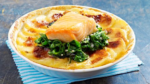 Nordisches Kartoffelgratin mit Lachs und Spinat Rezept - Foto: House of Food / Bauer Food Experts KG