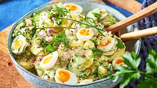 Norwegischer Kartoffelsalat mit wachsweichen Eiern Rezept - Foto: LECKER @ Bauer Media Group Norwegischer Kartoffelsalat mit wachsweichen Eiern Rezept - Foto: LECKER @ Bauer Media Group