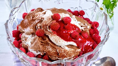 Nougat-Mousse mit Himbeeren Rezept - Foto: House of Food / Bauer Food Experts KG