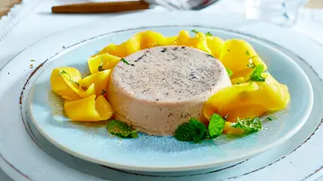 Nougat-Panna cotta zu Mango-Salat Rezept - Foto: LECKER @ Bauer Media Group