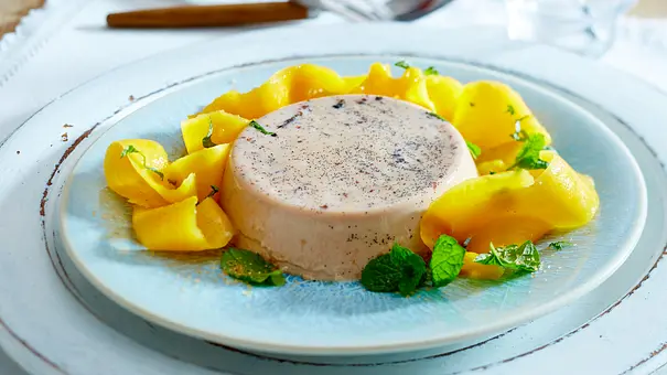 Nougat-Panna cotta zu Mango-Salat Rezept - Foto: LECKER @ Bauer Media Group