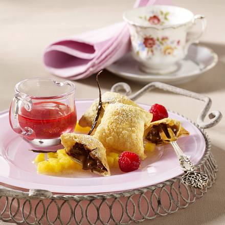 Nougat-Wan Tan mit Ananaskompott und Himbeersoße Rezept