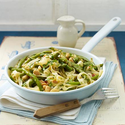 Nudel-Bohnen-Pfanne mit Sesam in Chilisoße Rezept Nudel-Bohnen-Pfanne mit Sesam in Chilisoße Rezept