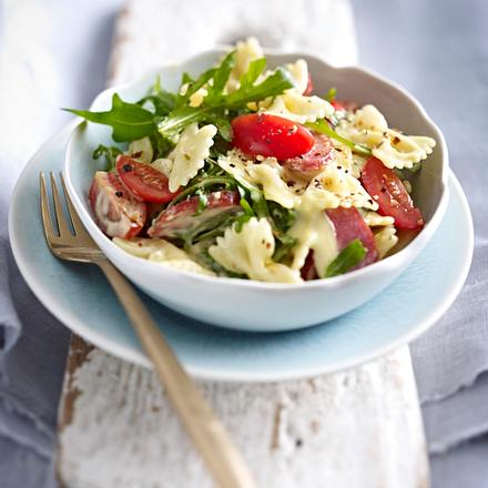 Nudel-Cabanossi-Salat mit Tomaten und Rauke Rezept