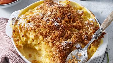 Nudel-Crumble mit Pflaumenkompott Rezept - Foto: LECKER @ Bauer Media Group