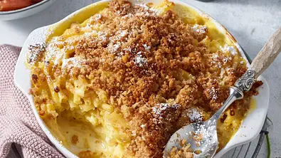 Nudel-Crumble mit Pflaumenkompott Rezept - Foto: LECKER @ Bauer Media Group