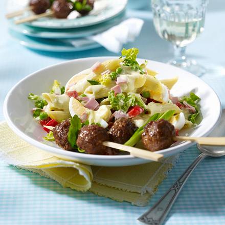 Nudel-Curry-Salat mit Eiern, Schinken und Hackbällchen-Spießen Rezept Nudel-Curry-Salat mit Eiern, Schinken und Hackbällchen-Spießen Rezept