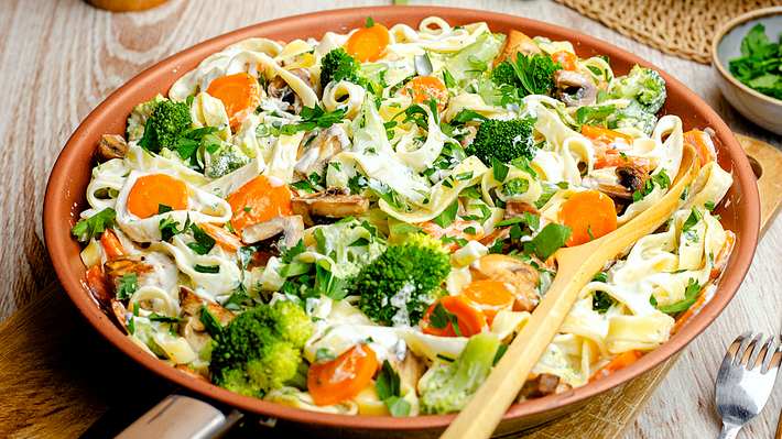 Schnelle Nudelgerichte aus der Express-Küche: Nudel-Gemüse-Pfanne Rezept - Foto: ShowHeroes