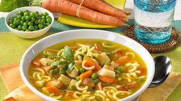 Nudel-Gemüsesuppe mit Putenbrust Rezept - Foto: LECKER @ Bauer Media Group