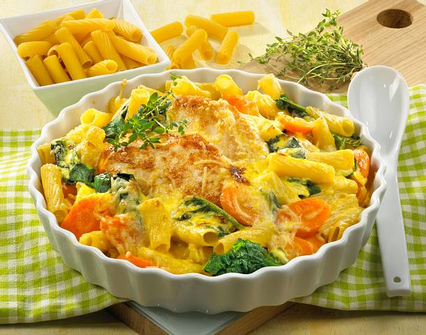 Nudel-Hähnchen-Gratin mit Spinat und Möhren Rezept